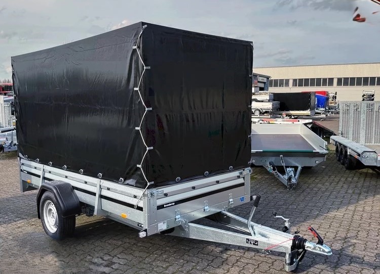 Ein Ingenieur in Schutzausrüstung arbeitet an einem elektrischen Außenverteilerkasten und stellt die Funktionsfähigkeit des Systems sicher.