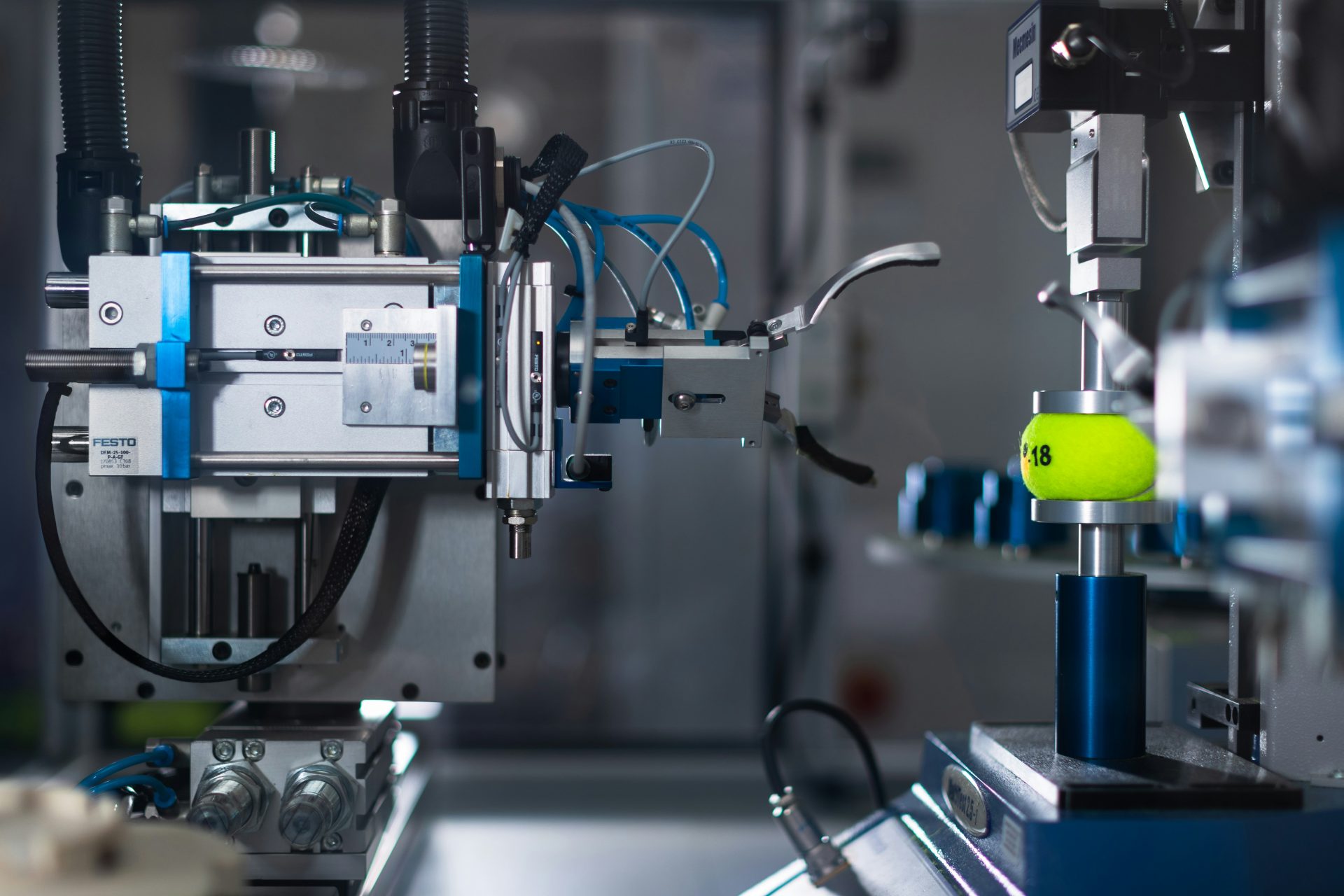 blaue und silberne Industriemaschine