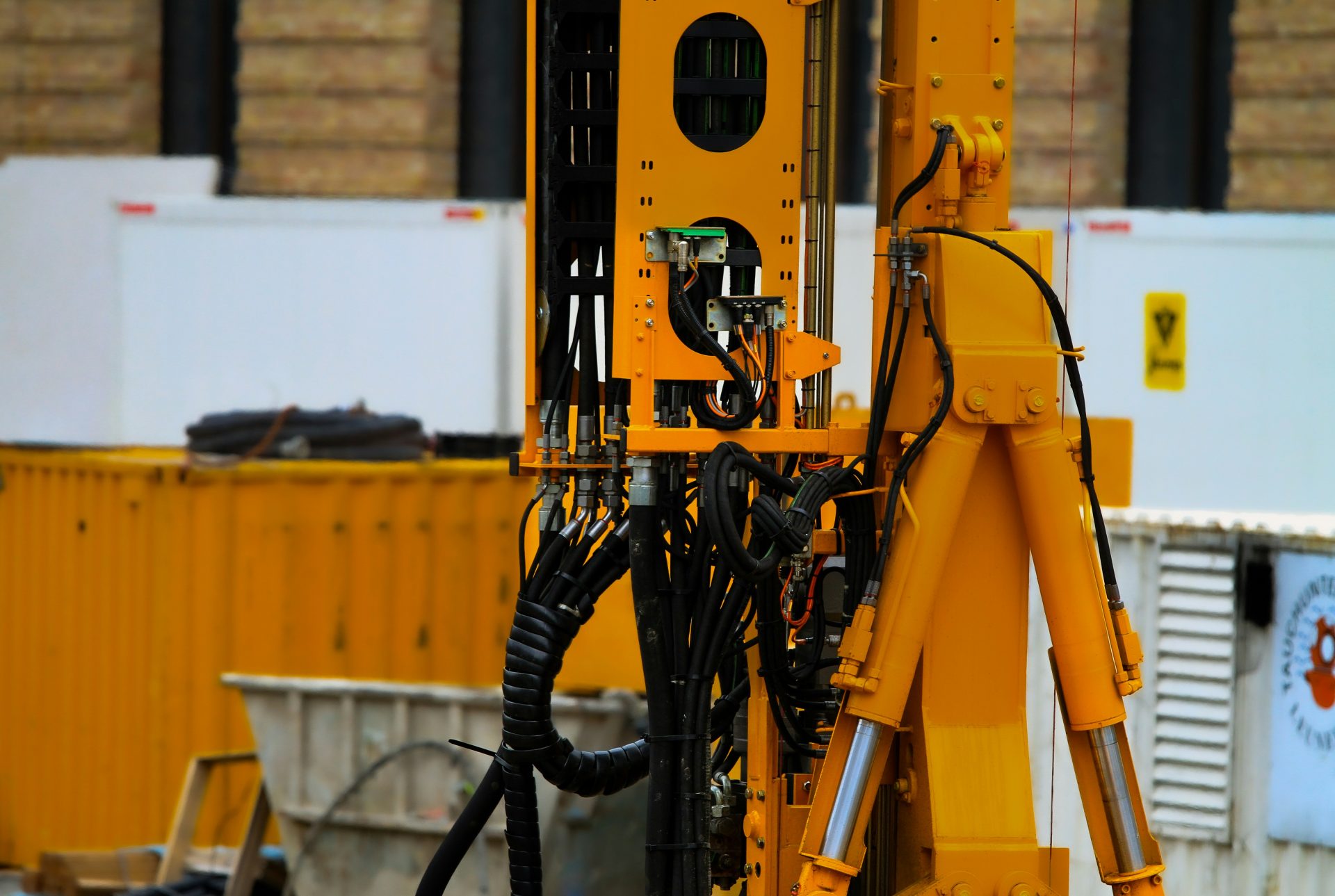 eine gelbe Maschine mit schwarzem Griff